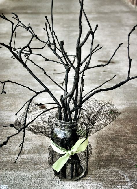 Spray-paint backyard sticks black and arrange in a Mason jar for a dark and moody Halloween centerpiece. Halloween Mason Jars Diy, Halloween Wedding Centerpieces, Stick Centerpieces, Décoration Table Halloween, Simple Halloween Decor, Table Halloween, Halloween Mason Jars, Halloween Centerpiece, Halloween Table Decorations