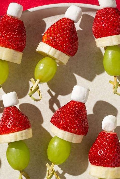 These little fruit kabobs that look like the Grinch are simple to make and great served on a platter for a fun appetizer at any Christmas party. Christmas Eve Dinner Ideas Kids, Grinch Fruit Kabobs, Christmas Eve Appetizers, Grinch Kabobs, Decorated Food, Christmas Hosting, Christmas Appetizers Easy, Christmas Appetizer, App Ideas