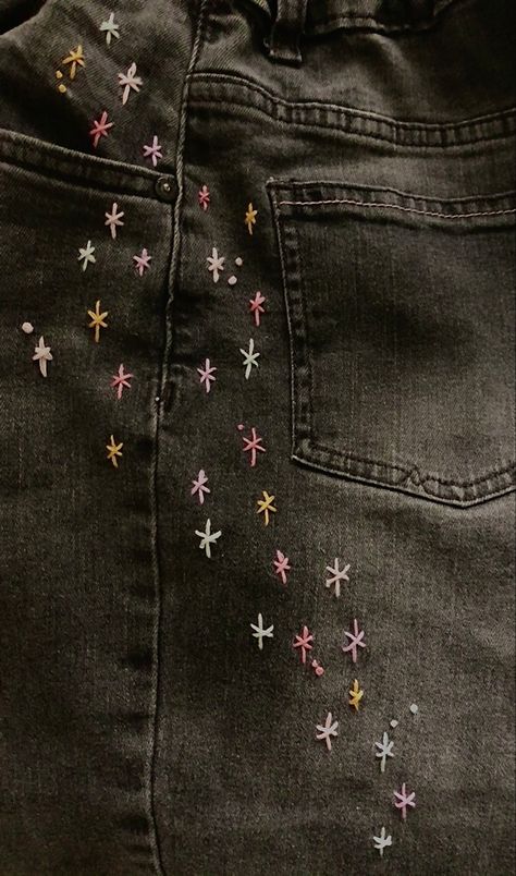 Simple Aesthetic Embroidery, Black Jean Aesthetic, Black Jeans Embroidery Diy, Jeans With Star Patches, Black Jeans With Stars, Embroidery Design Jeans, Cool Embroidery Designs On Jeans, Embroidered Jeans Stars, Sewing On Jeans Ideas