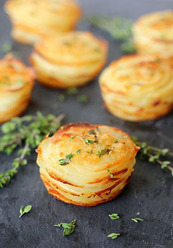 Potato Stacks with Garlic and Fresh Thyme Potato Stacks, Food Rings, Think Food, Idee Pasto Sano, Fresh Thyme, Veggie Dishes, Food Presentation, Vegetable Dishes, Finger Food