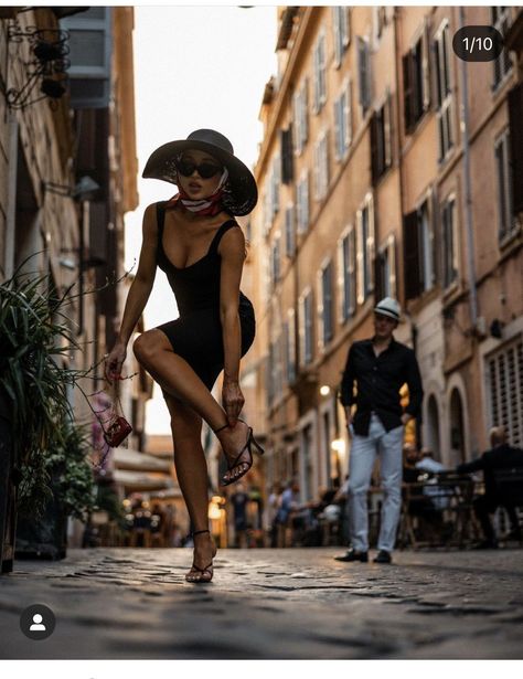 Italian Woman Aesthetic, Italian Glam, Italian Fashion Street, Italian Aesthetic, Vintage Photoshoot, Italian Women, Photoshoot Inspiration, Classy Women, Fashion Photoshoot