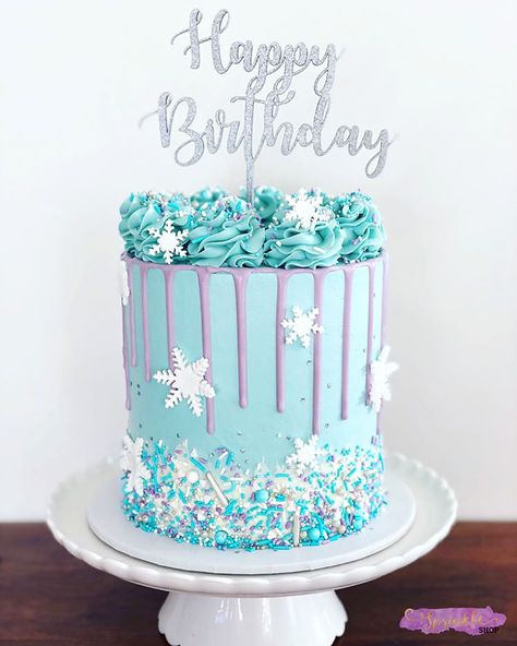 F r o z e n ❄️ #sprinkleshop #sprinkles #sprinklecake #sprinklelove #frozenbirthday #frozentheme #happybirthday #dripcake… Frozen Buttercream Cake, Frozen Birthday Party Cake, Pastel Frozen, Bolo Frozen, Frozen Bday Party, Disney Frozen Birthday Party, Elsa Cakes, Frozen Birthday Theme, Frozen Themed Birthday Party