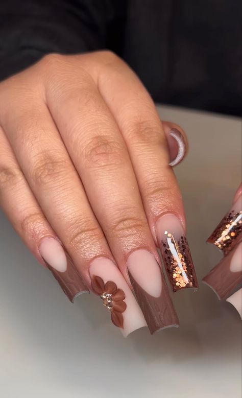 November Nail Ideas Acrylic Short, Nails Acrylic Natural Classy Simple, Cute Fall Nails Square, Brown Fall Sets Nails, Fall Nails Latina, Fall Brown Nails Coffin, Fall Nail Designs Tapered Square, Thanksgiving Theme Nails, Brown Nails With Flowers