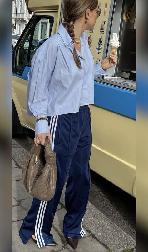 Sports Elegant Outfit, Adidas Athleisure Outfits, Sport Elegant Outfit, Pans Adidas, Sporty Elegant Outfit, Track Shorts Outfit, Adidas Track Pants Outfit, Blue Adidas Pants, Adidas Pants Outfit