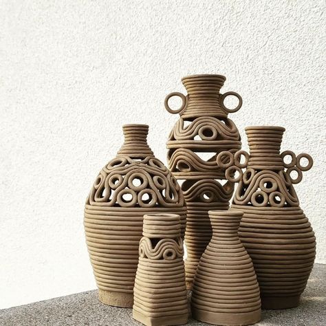 Coil Pottery, Coil Pots, Pottery Inspo, Beginner Pottery, Sculpture Art Clay, Tanah Liat, Pottery Handbuilding, Diy Ceramic, Pottery Crafts