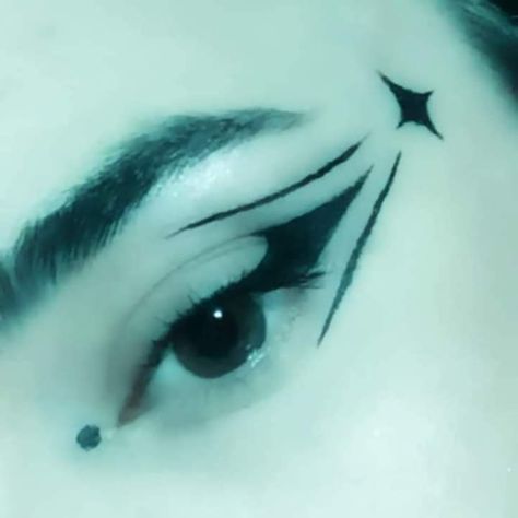 Anime Inspired Eyeliner, Metallic Eyeliner Looks, Eyeliner Anime, Anime Eyeliner, Emo Eyeliner, Grungy Makeup, Creative Eyeliner, Goth Eye Makeup, Slay Makeup