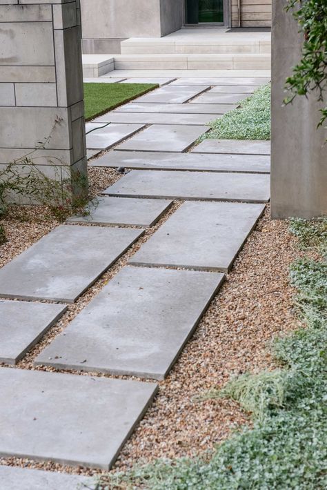 Paver Path With Grass In Between, Pathway With Rocks, Modern Sidewalks Pathways, Side Walkway Ideas, Design Aethstetic, Design Per Patio, Ideas Jardin, Yard Pathway, Landscape Walkway