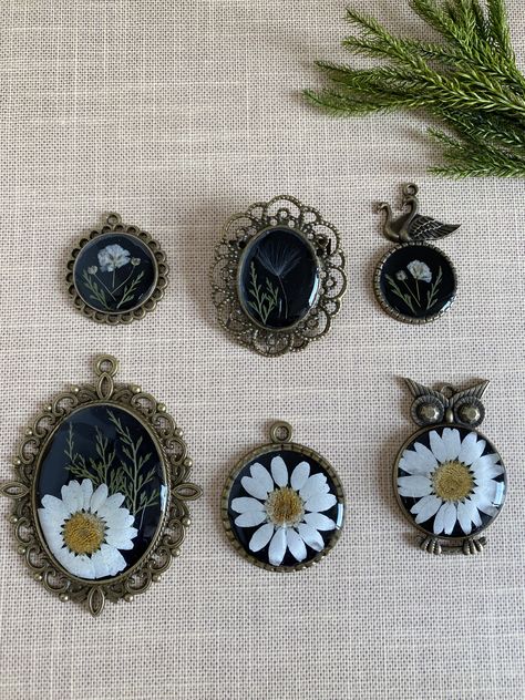 Gothic Resin Jewelry, Diy Resin Accessories, Resin Jewlery, Flower Resin Jewelry, Pressed Flower Crafts, Resin Crafts Tutorial, Halloween Pendant, Earthy Jewelry, Resin Jewelry Diy