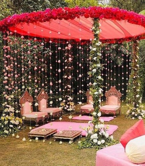 Minimal Yet Stunning Mandaps That Are Taking Our Breath Away For Intimate Weddings! Mehandi Decor, Mandap Design, Wedding Setup, Wedding Hall Decorations, Wedding Background Decoration, Wedding Entrance Decor, Mandap Decor, Desi Wedding Decor, Marriage Decoration