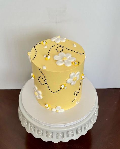 Bees Birthday Cake, Yellow 1st Birthday Cake, Bee Theme Birthday Cake, First Bee Day Party Cake, Bumble Bee Cakes, Simple 1st Bday Cake, Bumble Bee Cake Ideas, Honey Bee Cake Ideas, Honey Bee Baby Shower Cake