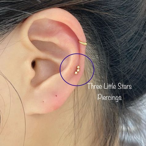 Helix Piercing Stud, Three Ear Piercings, Auricle Piercing, Minimalist Ear Piercings, Constellation Piercings, Different Ear Piercings, Unique Ear Piercings, Ear Peircings, Ear Piercing Studs