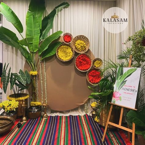 Home Pooja Decoration, Puja Background Decoration, Satyanarayana Pooja Decoration Ideas, Annaprashan Decoration Ideas, Annaprasana Decoration Ideas At Home, Traditional Backdrop Decoration, Pooja Backdrop Decoration, Indian Floral Decor, Traditional Backdrop