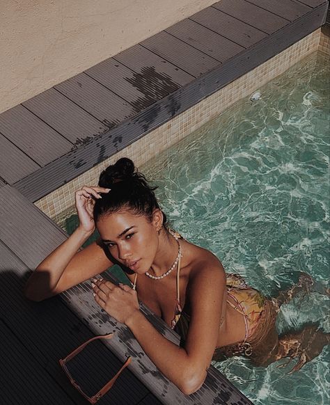 Edie Rose, Mode Poses, Portret Feminin, Pool Poses, Pool Photography, Beach Instagram Pictures, Summer Poses, Summer Picture Poses, Pool Picture