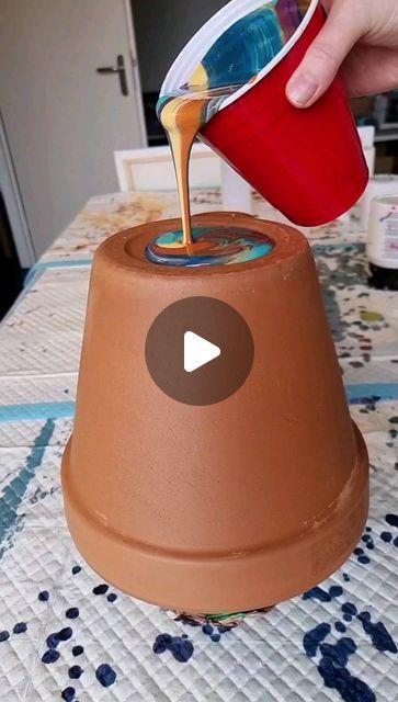 Painting And Decorating Ideas, Ideas To Paint Pots, Swirl Painting Ideas, How To Paint A Vase, Painted Plant Pot Ideas, Terracotta Planter Ideas, Indoor Plant Pots Diy, Paint Pots Ideas, Paint Pour Ideas