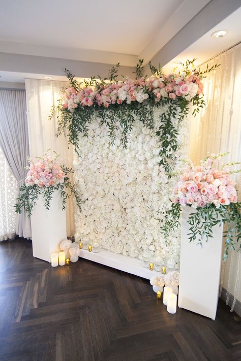 Floral Backdrop Quinceanera, Flower Stage Decoration Backdrops, Simple Flower Backdrop Decoration, Wedding Flower Backdrop Floral Wall, Quince Entrance Decorations, Sweet 16 Flower Wall, Pink Quinceanera Backdrop, Cake Displays For Weddings, Flower Wall Quinceanera