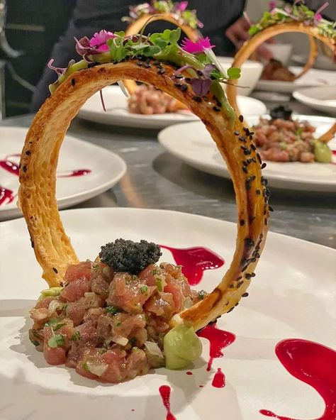 That dish that became one of our signatures! "Tuna tartare, black roe, avocado mayonnaise, forest puff sphere @organicosdafatima and beet… | Instagram Gourmet Dinner Ideas Entertaining, Salad Plating Ideas, Plated Entrees, Salad Plating, Gourmet Food Presentation, Avocado Mayonnaise, Wedding Entrees, Salad Presentation, Food Presentation Plates