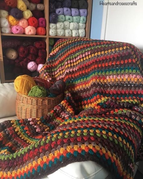 Balls Of Yarn, Crochet Blanket Designs, Haken Baby, Crochet Throw, Baby Blanket Crochet Pattern, Diy Crochet Projects, Crochet Home, Crochet Granny, Baby Blanket Crochet