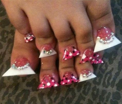 Why would someone ever do this ?!! Ratchet Nails, Easy Nail Polish, Toenail Designs Summer, Bad Nails, Crazy Nail Designs, Crazy Nail Art, Whatsapp Wallpaper Cute, Plain Nails, Pink Ombre Nails