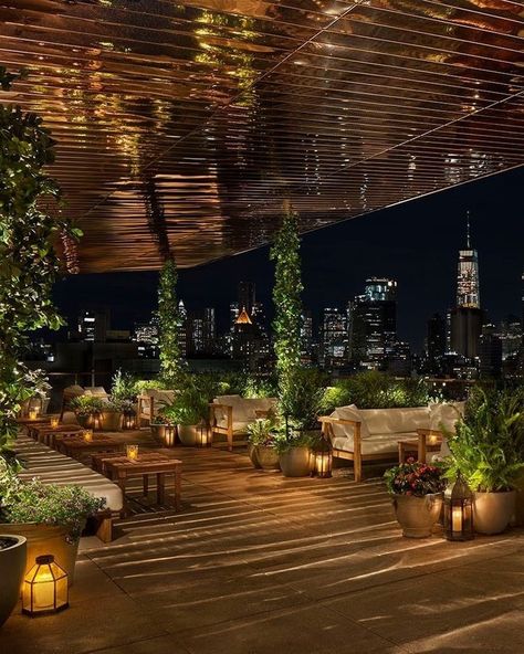 New York has a roster of rooftop bars that is second to none. Tap the link in bio for the sky-high drinking spots with the best views of the capital and the tastiest drinks in town. Sky Lounge Design Rooftop Bar, New York Rooftop Bar, Rooftop Bar Design, Roof Top Cafe, Cafe Design Inspiration, Hotel Rooftop Bar, New York Rooftop, Rooftop Restaurant Design, Modern Restaurant Design