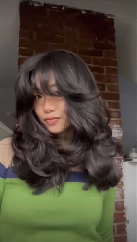 Feather Layer Haircut Short, Layered Hair Cuts For Thick Wavy Hair, Butterfly Layers Hair Medium With Bangs, Medium Hair With Bangs Round Face, Wolf Cut With Bangs Medium Hair, 90s Lob Haircut Medium, Voluminous Hair Cuts, Butterfly Layers Haircut, Volume Haircut