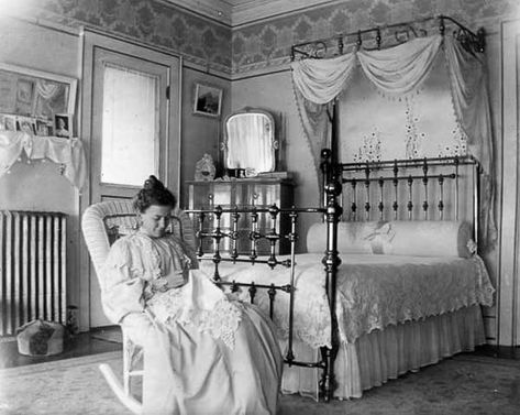 Keep Your Home Cool In The Summer Heat – Edwardian Decor Ideas Museum Statues, Victorian Bedrooms, Victorian Rooms, Antique Iron Beds, Victorian House Interiors, Bedroom Victorian, Victorian Home Interior, Victorian Life, Victorian Bedroom