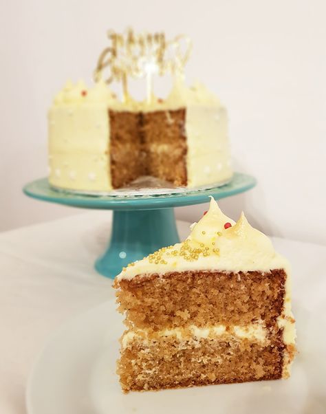 Spiced Christmas sponge cake | Recipes | Age UK Christmas Sponge Cake, Orange Christmas Cake, Amazing Christmas Desserts, Fluffy Sponge Cake, Traditional Christmas Cake, Spice Cake Recipes, Christmas Cake Decorations, Xmas Cake, Christmas Dinner Table