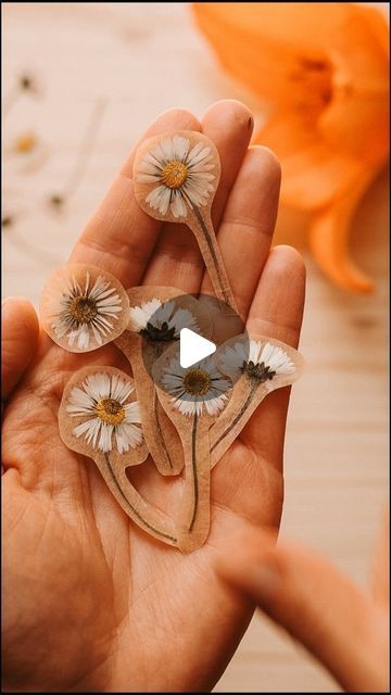 Pressed Flower Ideas Crafts, How To Make Diy Stickers, What To Do With Pressed Flowers, Diy Daisy Flower, Hygge Crafts, Forest Diy, Pressed Flowers Diy, Dried Flowers Diy, Make Stickers