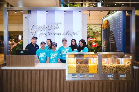 The new Garrett Popcorn Shop at Changi Airport Terminal 2 Popcorn Shop Design, Corn Cup, Popcorn Factory, Popcorn Logo, Popcorn Store, Custom Popcorn Boxes, Cinema Ideas, Garrett Popcorn, Cinema Idea