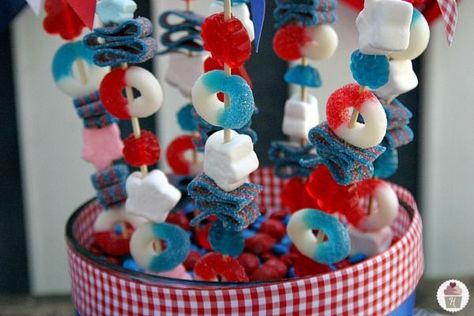 Patriotic Candy Skewers for the Fourth of   July. Can change color of candy for Halloween & Christmas   too! Candy Skewers, Bolo Da Hello Kitty, Candy Kabobs, Patriotic Food, Happy Birthday America, 4th Of July Desserts, Fourth Of July Food, July Baby, July Birthday