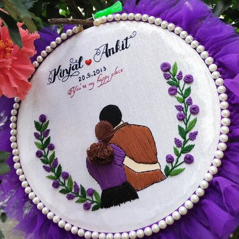 Anniversary Hoop Hoop Embroidery Couple Pattern, Embroidery Love Couple Anniversary Gifts, Embroidery Hoop Art Anniversary, Anniversary Painting Ideas Couple, Birthday Embroidery Hoop Design, Couples Embroidery Design, Embroidery Anniversary Gift Ideas, Couple Hoop Art Pattern, Hoop Embroidery Ideas Couple