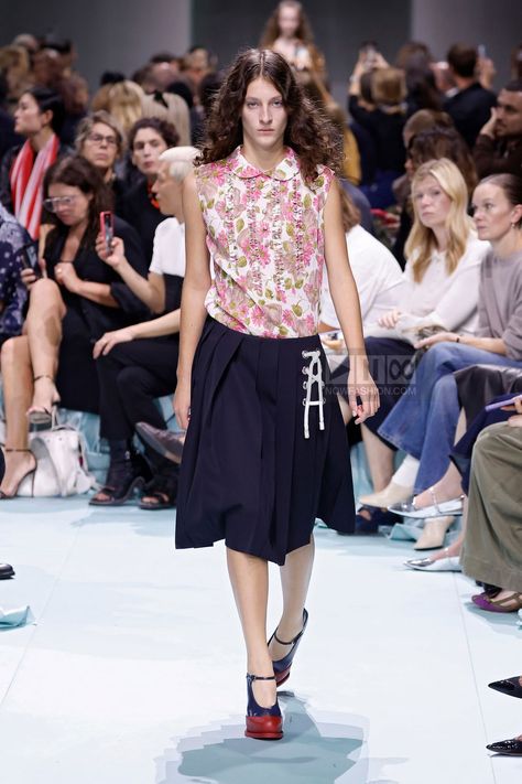 Prada collection, Ready To Wear Spring Summer 2025, Milan Fashion Week, Runway Look Prada Fashion Show, Fashion Week Schedule, Milan Fashion Week Runway, Prada Collection, Prada Spring, Fashion Runway, Print Trends, 2016 Fashion, Large Fashion