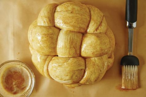 How To Shape and Stuff Round Honey Challah For Rosh Hashanah - Jamie Geller Rosh Hashanah Challah Recipe, Sukkot Recipes, Rosh Hashana Recipes, Round Challah, Cinnamon Sugar Recipes, Challah Recipe, Challah Bread Recipes, Rosh Hashanah Recipes, Jewish Holiday Recipes