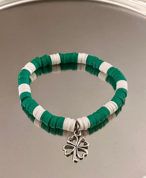 Bracelet Heishi, Preppy Bracelets, Holiday Bracelets, Lucky Charm Bracelet, Clay Bead Bracelet, White Bracelet, Clay Bracelet, Diy Bracelet Designs, Clover Green