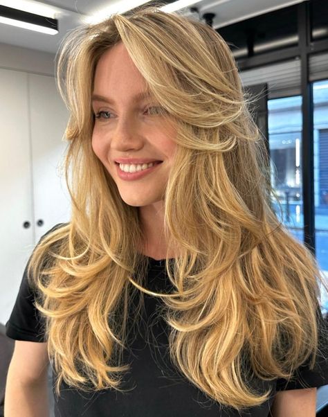 Long Layered Hairstyle with Face-Framing Bangs Blonde Layered Hair, Dirty Blonde Hair, Hairstyles For Layered Hair, Blonde Hair Inspiration, Long Hair With Bangs, Long Blonde, Long Layered Hair, Haircuts For Long Hair, Long Blonde Hair