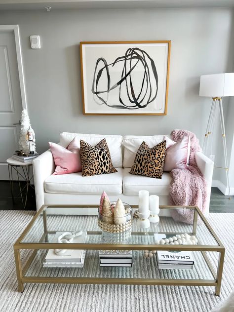 Girl Apartment Ideas Living Room, Cute Townhouse Decor Ideas, Small Living Room Ideas Aesthetic, Appartment Decor Ideas Pink, First Apartment Ideas Decorating, Pink Aesthetic Apartment Living Room, Minimalist Girly Apartment, Cute Living Room Ideas Girly, Girls Apartment Ideas