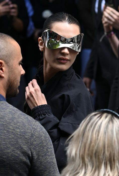 Balenciaga Fashion Show, Balenciaga Glasses, Pretty Sunglasses, Isabella Hadid, Balenciaga Fashion, Magnolia Park, Nerd Fashion, Hadid Sisters, Bella Hadid Style