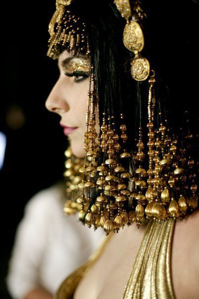 Hair beaded in gold...so gorgeous!!!                                                                                                                                                                                 Más Egyptian Hairstyles, Egyptian Makeup, Egyptian Fashion, Egypt Fashion, Avant Garde Hair, Mode Editorials, Black Gold Jewelry, Gold Outfit, Honky Tonk