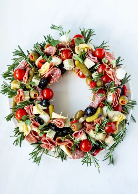 Making a Christmas Charcuterie Wreath is an easy and fun holiday appetizer idea. Antipasto skewers arranged into a festive wreath shape then decorated with rosemary will be a show stopping dish for all of your parties and feasts. #charcuterie #christmasrecipes #antipasto Wreath Shaped Charcuterie, Easy Christmas Canapes, Christmas Appetizer Wreath, Festive Buffet Ideas, Charcuterie Skewers Ideas, Christmas Charcuterie Board Holiday Parties, Christmas Horderves, Christmas Skewers, Dessert Wreath