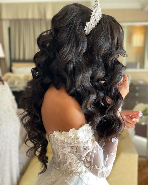 Loose Bridal Hair, Quincera Hairstyles, Sweet 16 Hairstyles, Crown Updo, Quince Hairstyles For Long Hair, Hairstyles For Summer, Hollywood Curls, Hairstyles With Crown, Maquillage On Fleek