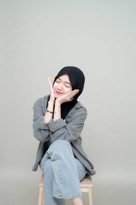 Foto Studio Hijab, Hijab Pose Idea, Ide Foto Studio, Poto Studio, Self Foto, Self Photo Studio, Pose Poto, Dress Syari, Ide Pose