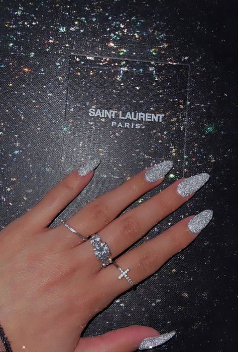 New years even 2023 almond glitter nails silver nails Small Sparkle Nails, Diamond Reflective Nails, Christmas Nails 2023 Silver, Nails Inspiration Silver Glitter, Nail Disco Gel, Glitter Reflective Nails, Dark Silver Glitter Nails, Reflective Silver Nails, Flash Reflective Nails