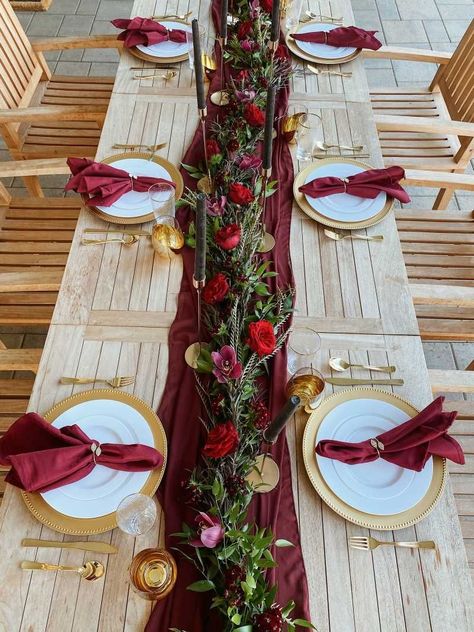 Burgundy Runner Wedding Table, Wine Dinner Table Decor Elegant, Thanksgiving Table Settings Burgundy, Burgundy And Gold Table Decor, Burgundy Gold Table Setting, Burgundy And Gold Decorations Party, Maroon Thanksgiving Table, Maroon Table Setting Wedding, Red And Gold Tablescape