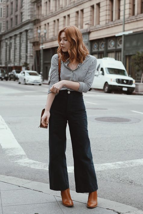 Striped button up + navy wide leg pants + leather boots + cross body purse Argentinian Fashion, Bored Drawing, Wide Leg Jeans Outfits, Wide Leg Black Jeans, Wide Leg Outfit, Wide Leg Jeans Outfit, France Outfits, Outfit Elegantes, Wide Leg Pants Outfit