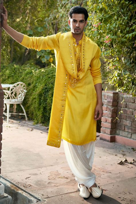 Shaadi Kurta For Men, Haldi Outfits Men, Yellow Kurta Men For Haldi, Men Haldi Outfit, Haldi Kurta For Men, Yellow Kurta Men, Haldi Ceremony Outfit For Men, Mens Traditional Wear, Indian Wedding Clothes For Men