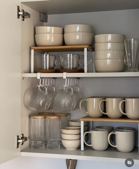 Party Kitchen Aesthetic, Kitchen Organization Ideas Aesthetic, Grown Up Apartment Decor, Organised House Aesthetic, Aesthetic Kitchen Things, Measuring Cup Organization Drawer, Cups And Mugs Organization, Kitchen Cups Organization, Apartment Kitchen Decor Aesthetic