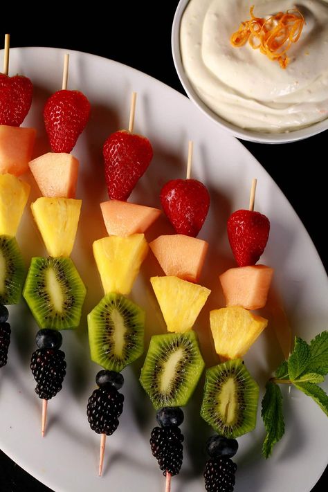 Skewers Fruit, Fruit Canapes Ideas, Fruit Spears, Picnic Fruit Ideas, Mini Fruit Skewers, Fruit Squewers, Fruit Skewers Ideas Parties Food, Fruit Screwers, Fruit Kabobs For Party