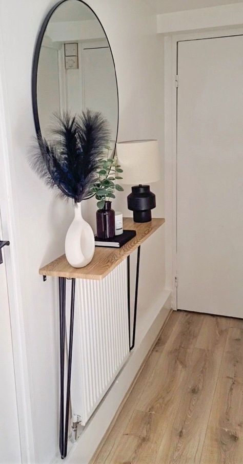 Small Hallway Table, Hallway Styling, Small Hallway Decorating, Ideas Recibidor, Narrow Entrance, Small Entrance Halls, Hall Ways Ideas, Entrance Hall Decor, Hallway Makeover