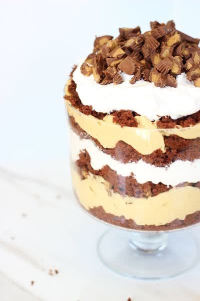 Peanut Butter Cup Trifle will amaze you and your guests. Full of chocolate peanut butter love! Peanut Butter Cup Trifle, Chocolate Peanut Butter Trifle, Peanut Butter Trifle, Trifle Bowl Recipes, Trifle Dessert Recipes, Layered Dessert, Trifle Pudding, Trifle Desserts, Layered Desserts