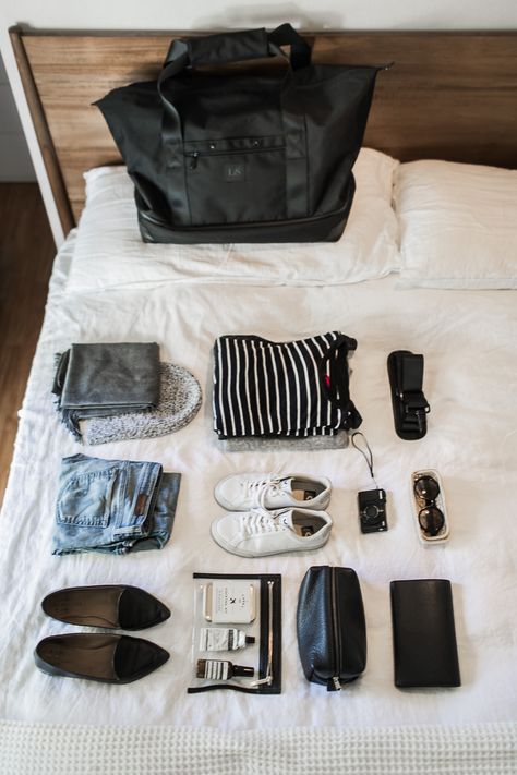 Personal Bag Travel Packing Tips, Travel Outfit Summer Airport, Travel Outfit Spring, Travel Light Packing, Travel Accesories, Packing Lists, Travel Clothes Women, Travel Wear, Picnic Time