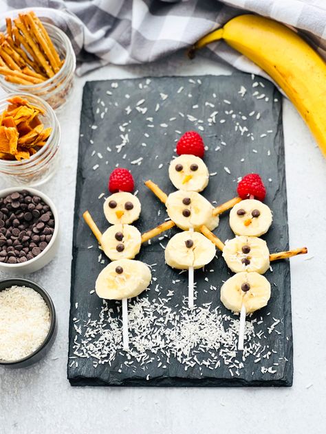 During the winter months when it’s too cold outside, I love making healthy snack activities with the kids inside. These banana snowmen use pantry items we usually have on hand, entertain the kids, and provide a nutritional snack. 🌱 Save this post so that I know you want to see more easy + healthy snack ideas. Find more family-friendly food ideas on my website www.LIVLAUGHCOOK.com Banana Caterpillar Snack, Banana Snowman For Kids, Cute Classroom Snack Ideas, Snack Crafts For Preschool, Cool Healthy Snacks, Xmas Food Crafts For Kids, Cheap Christmas Snack Ideas, Winter Edible Crafts For Kids, January Snack Ideas